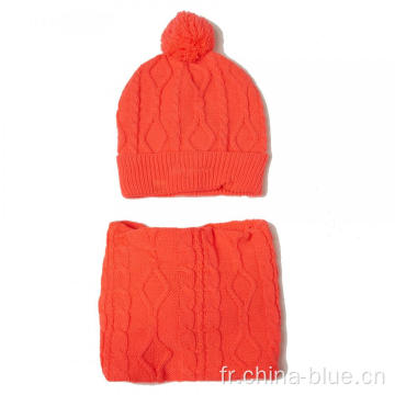Chapeau d&#39;hiver tricoté de la fille et ensembles de cou de tortue